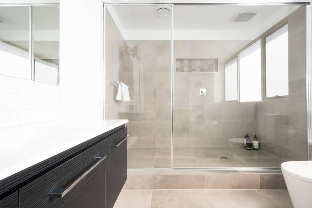 Central Modern 2 Bedroom With Wifi 朗塞斯顿 外观 照片