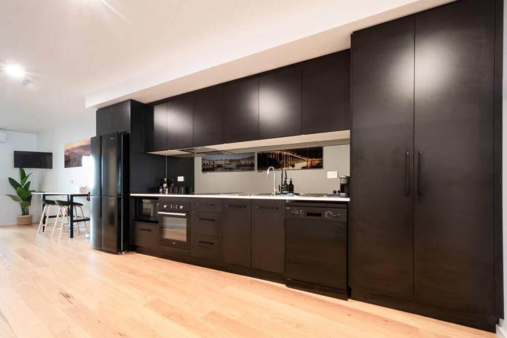 Central Modern 2 Bedroom With Wifi 朗塞斯顿 外观 照片